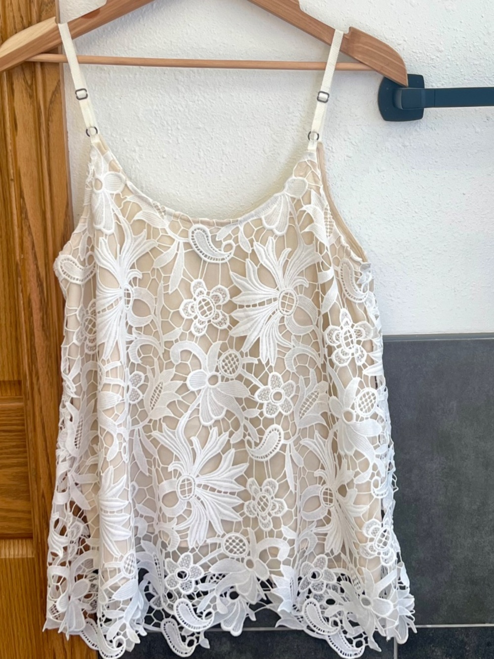 Cabi Ivory Lace Overlay Nude Sleeveless Tank Top Cami Blouse Womens Size Small - Picture 11 of 12